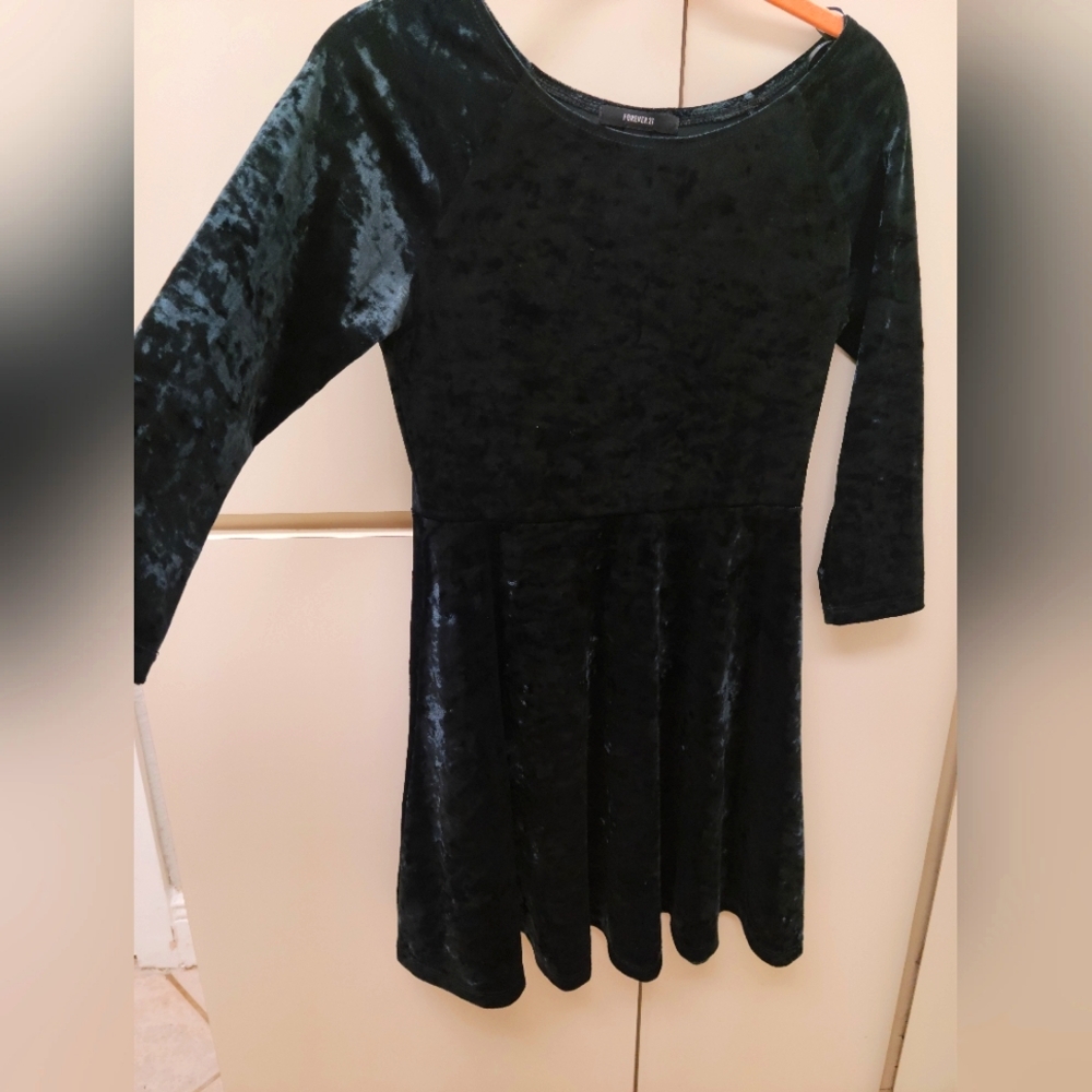 Forever 21 Juniors Black velvet dress sz M